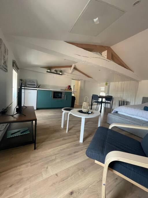 Studio Neuf Lumineux Climatise Blaye Extérieur photo
