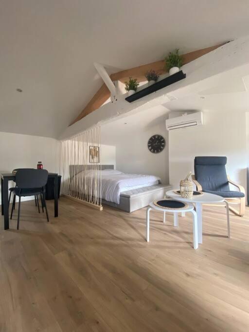 Studio Neuf Lumineux Climatise Blaye Extérieur photo