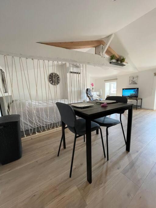 Studio Neuf Lumineux Climatise Blaye Extérieur photo